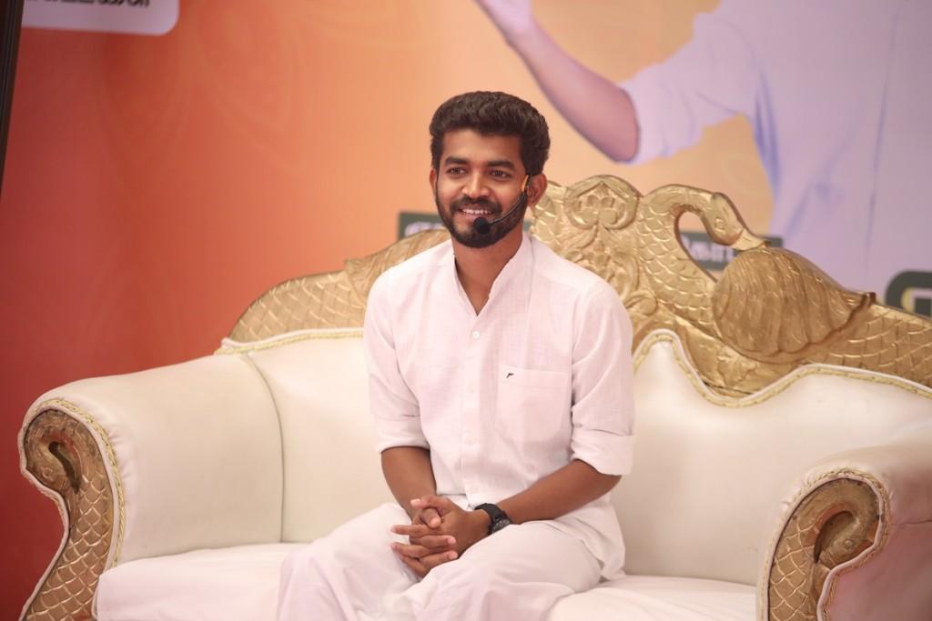How is Paramporul Foundation transforming lives through food donations and generosity?